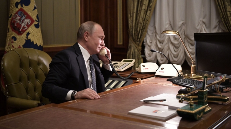 Путин по телефону обсудил с президентом Киргизии вопросы сотрудничества