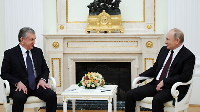 Путин провел беседу с прибывшим в Москву президентом Узбекистана