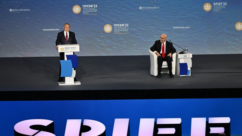 Ведущий пленарной сессии заявил, что вопросы Путину заранее не определялись