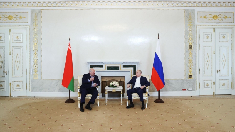 Путин в понедельник продолжит общение с Лукашенко