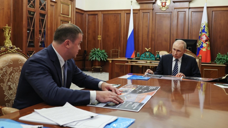 Путин призвал врио главы Омской области напрямую работать с людьми