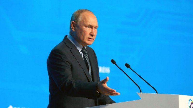 Попытки Запада изолировать Россию провалились, заявил Путин