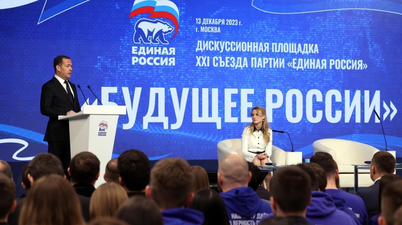 Медведев выразил надежду, что ЕР делает все, чтобы Россия была сильной