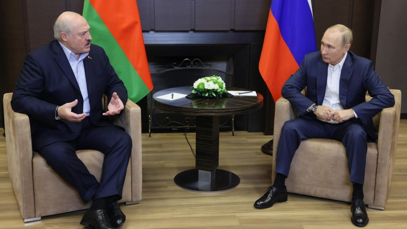 Путин пообещал проинформировать Лукашенко о ситуации в зоне спецоперации