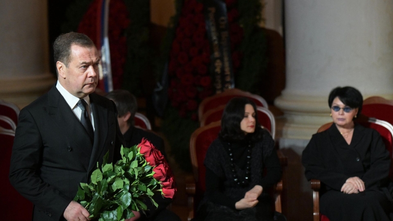 Медведев приехал на прощание с главой Верховного суда