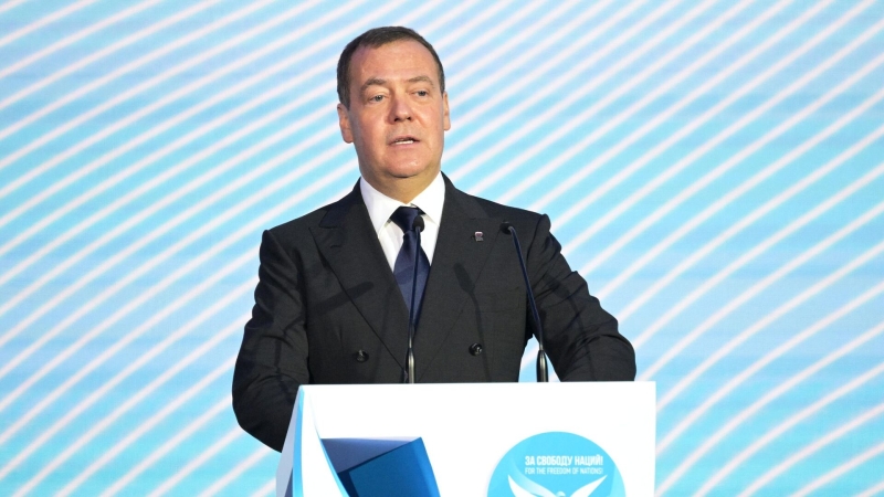 Перед Россией стоят непростые задачи, заявил Медведев