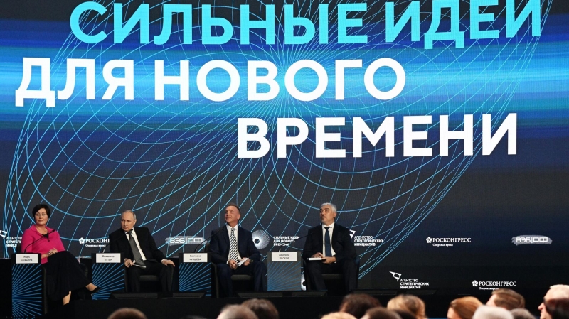Путин пошутил про "диктатуру" на форуме АСИ