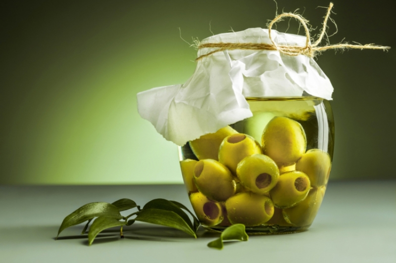 Хватит выливать жидкость из банки с оливками: для нее есть гораздо более полезное применение