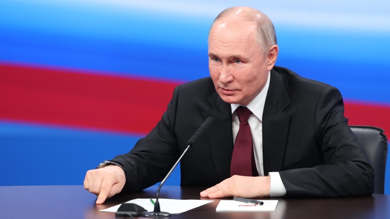 Путин прокомментировал выравнивание зарплат в соцсфере по регионам