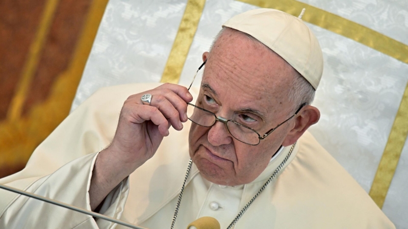 Ватикан попытался объяснить слова папы римского о белом флаге