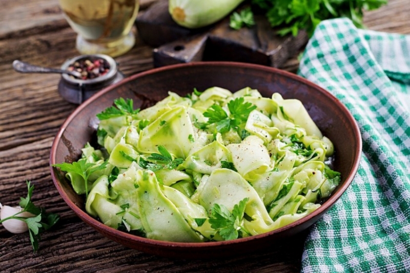 Вкусно и сытно: приготовьте на ужин невероятный салат из пекинской капусты