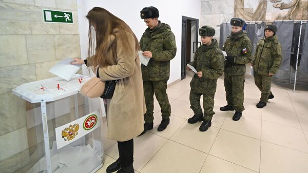 Жителя Екатеринбурга задержали при попытке испортить урну для бюллетеней