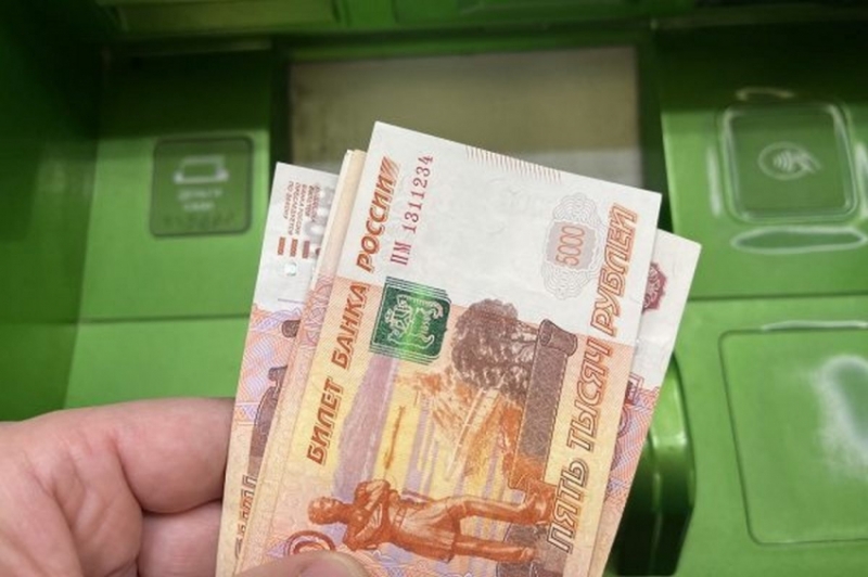 Принято решение выдать россиянам по 10 тысяч рублей от СФР в апреле. Когда средства придут на карту