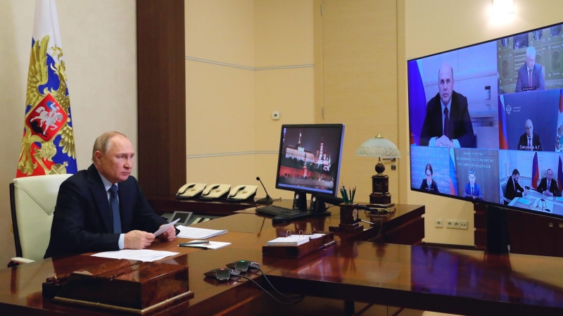 Путин комбинирует работу по ВКС и личную форму общения, рассказал Песков