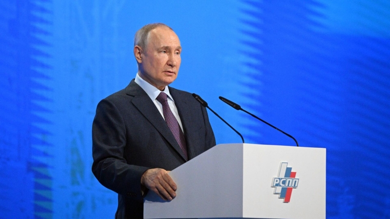 Путин пообещал обсудить возможность пересмотра правил приема на госслужбу