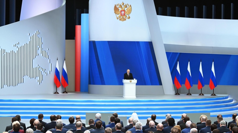 Путин поручил продумать мероприятия для рекламы отечественных товаров