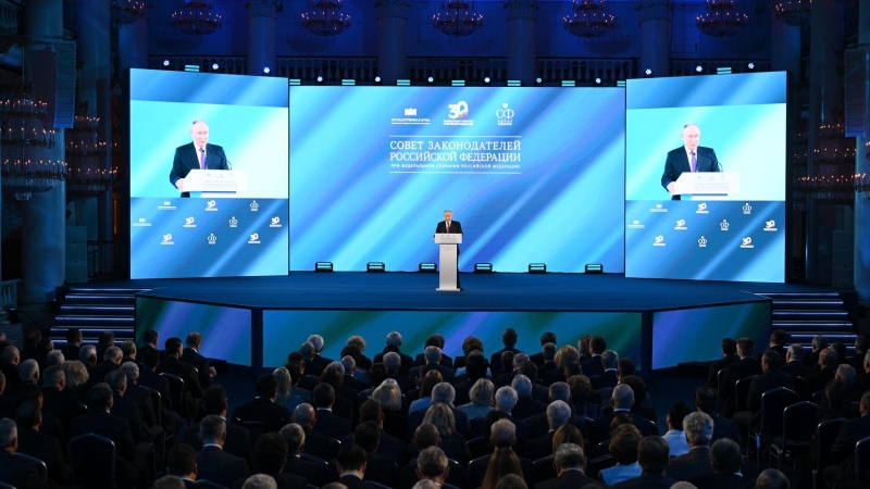 Путин призвал обеспечивать стабильность общественно-политической системы