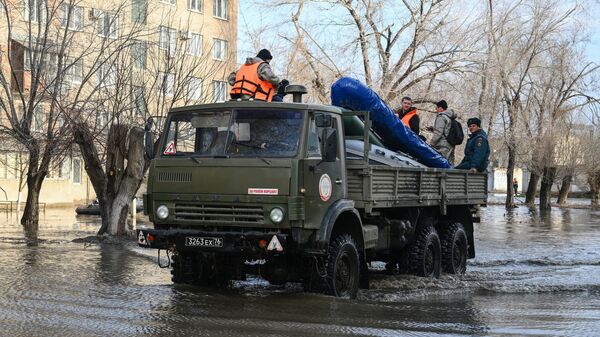 Путину докладывают о ситуации с паводками, невзирая на время, заявил Песков