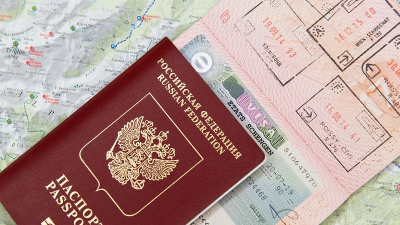 В Кремле прокомментировали ограничения на выезд госслужащих за границу