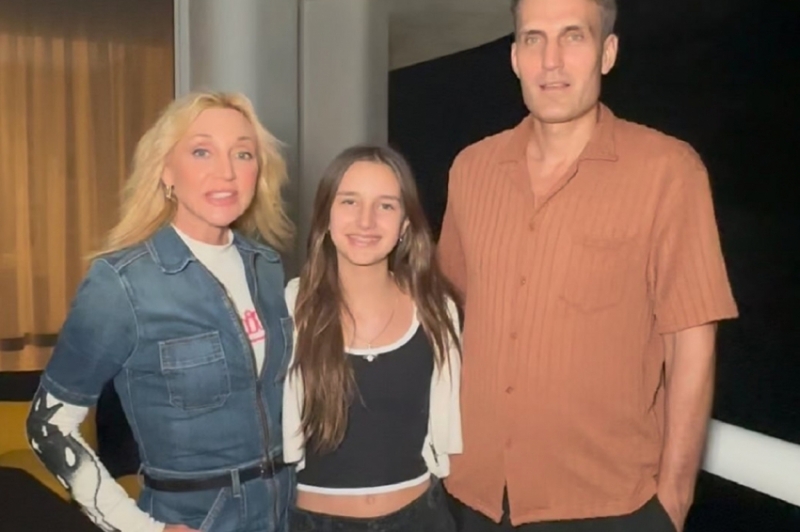 Вернувшаяся в Америку Кристина Орбакайте снялась вместе с мужем и дочерью