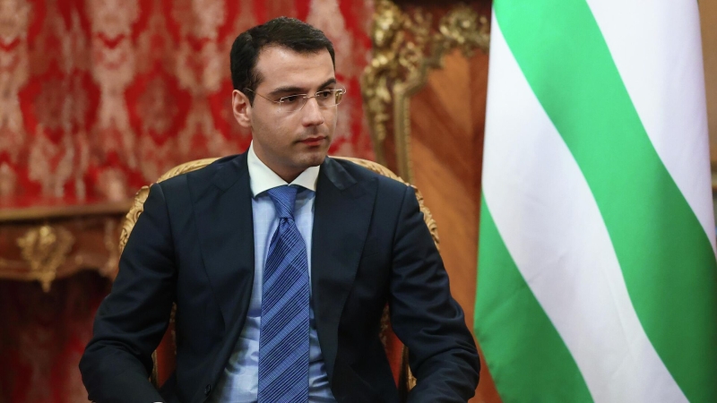Экс-глава МИД Абхазии объяснил отставку переходом на новую работу