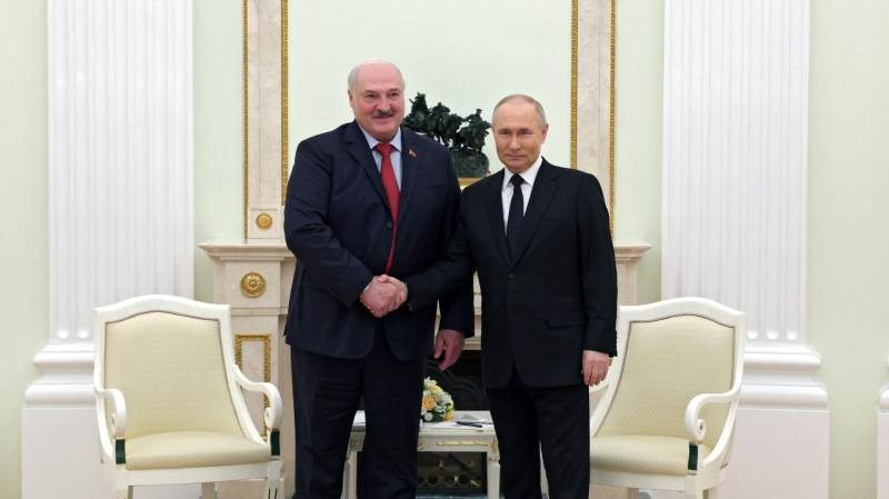 Путин общается с Лукашенко "на ногах"
