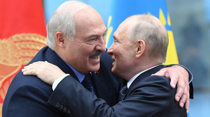 Путин общается с Лукашенко "на ногах"