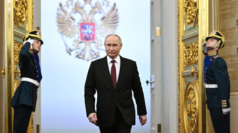 Путин после церемонии инаугурации принимает парад Президентского полка