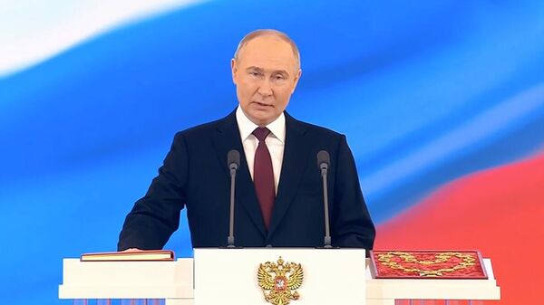 Россия уверенно смотрит вперед и планирует будущее, заявил Путин