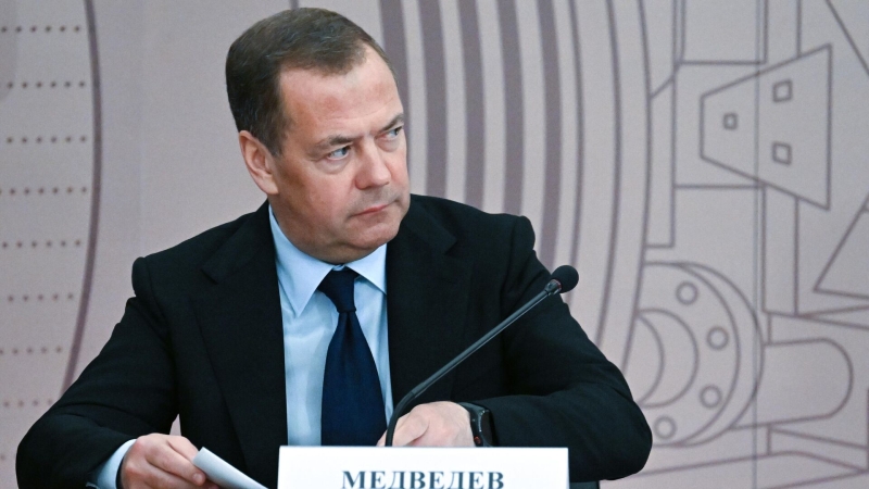 Медведев пригласил участников ПМЮФ на юридический форум БРИКС в Москве