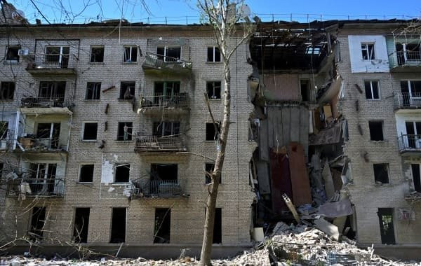 Спасатели извлекли из-под завалов дома в Луганске тела еще двух человек