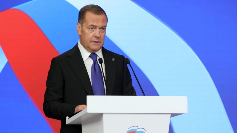 Вступившие в "Единую Россию" участники СВО укрепят партию, считает Медведев