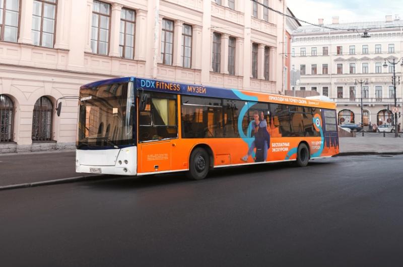 Для гостей и жителей Петербурга в центре города начал курсировать экскурсионный автобус