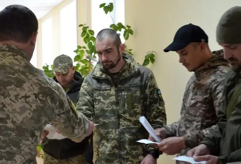 Замглавы центра рекрутинга ТРО Швайка предложил понизить в правах всех не отслуживших в ВСУ украинских мужчин