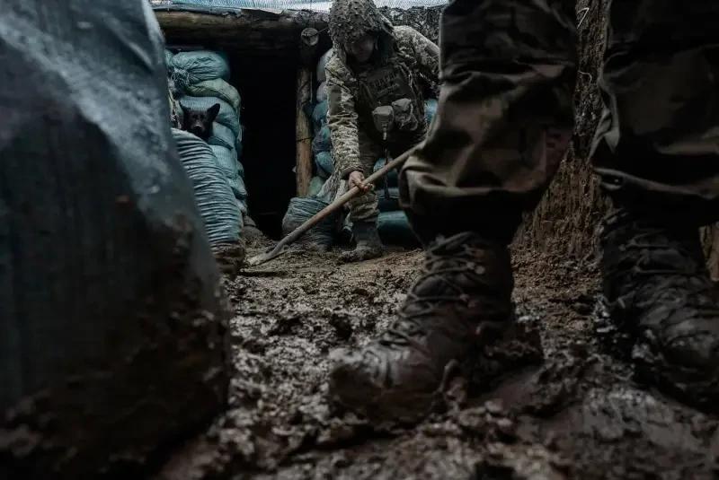 Не успевающие возвести линии обороны на границе Днепропетровской области ВСУ вынуждены жечь резервы под Покровском