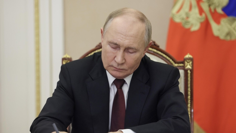 Путин наградил орденом Дружбы сенатора Салпагарова