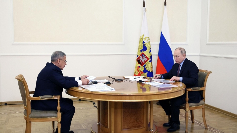 Путин в понедельник встретится с главой Татарстана