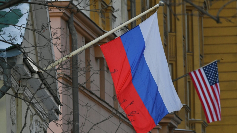 Россия продолжает работу с США по выстраиванию отношений, заявил Песков