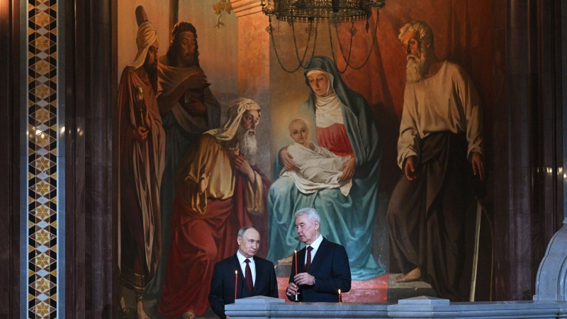 Путин и Собянин пообщались на пасхальном богослужении
