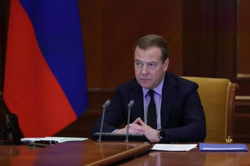«После нас тишина»: Медведев посоветовал западным недоброжелателям выучить текст гимна РВСН ВС России
