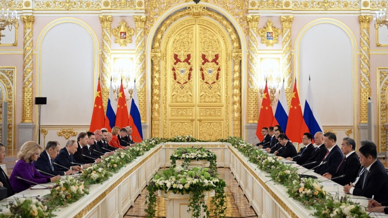 Путин поговорил с Мантуровым и Лавровым перед переговорами с Си Цзиньпином