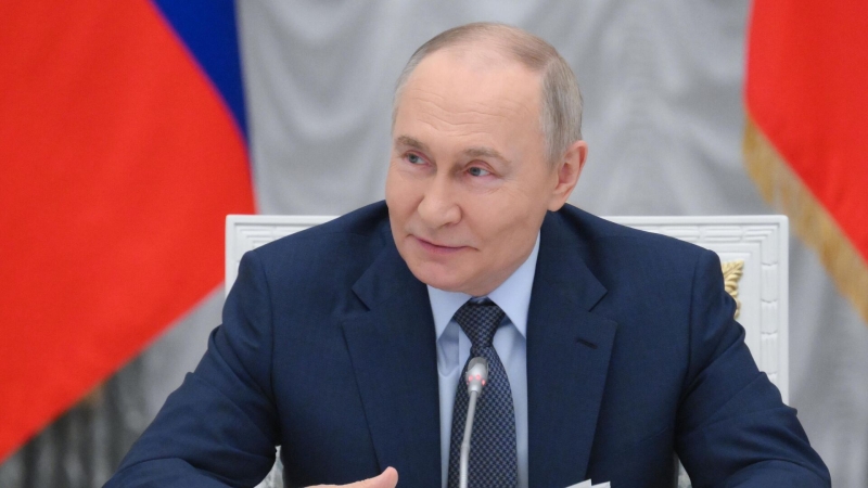 Путин потребовал строить социальную политику вокруг семьи