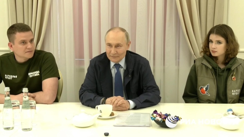 Путин работает в Кремле после поездки в Курскую область