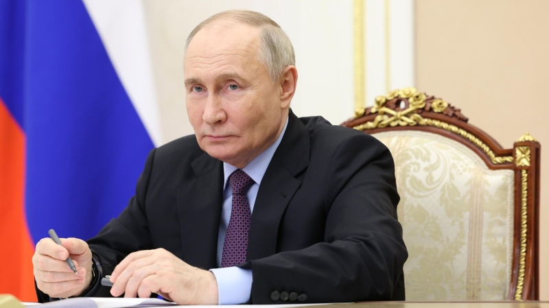 Путин работает в Кремле после поездки в Курскую область