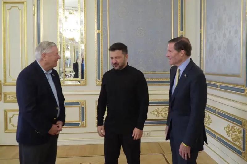 Сенаторы-русофобы проведали подопечного в Киеве, давая понять, что ждут от украинской делегации в Стамбуле срыва переговорного процесса