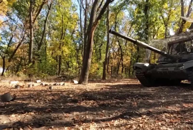 Украинский блогер: Русские танки не сегодня, так послезавтра могут появиться на околице Полтавы, а они всё памятники сносят