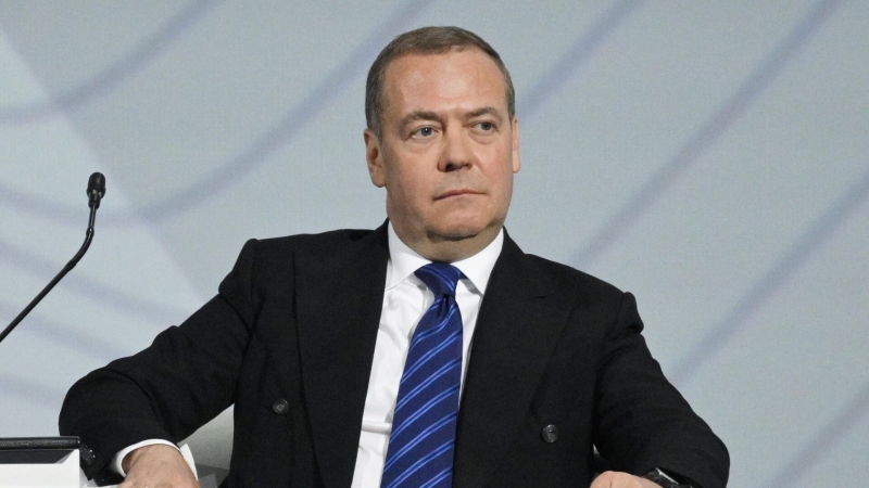 Запад следит за выступлениями Путина, заявил Медведев