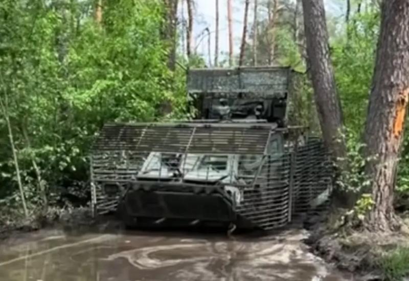 Показана попытка боевиков ВСУ при помощи танка Т-64БВ вытащить застрявший БТР-4Е