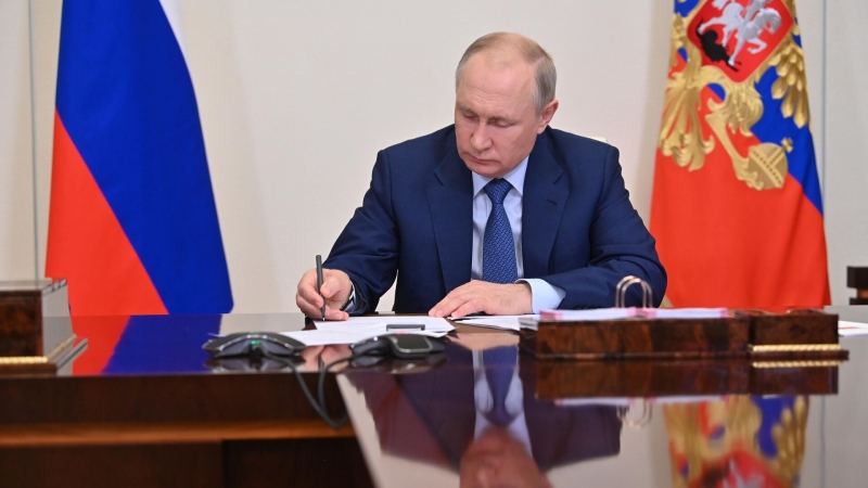 Путин наградил посла России в Ватикане орденом Александра Невского