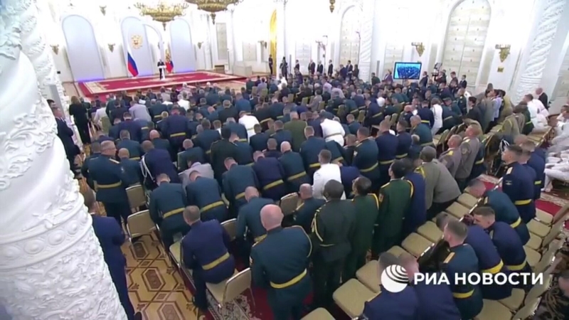 Путин пообщался с выпускниками военных вузов в неформальной обстановке